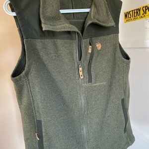 Fjallraven vest buck fleece